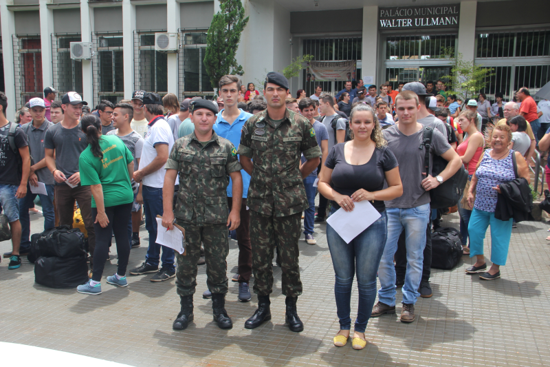 Jovens alistados embarcam de Três de Maio para Itaqui